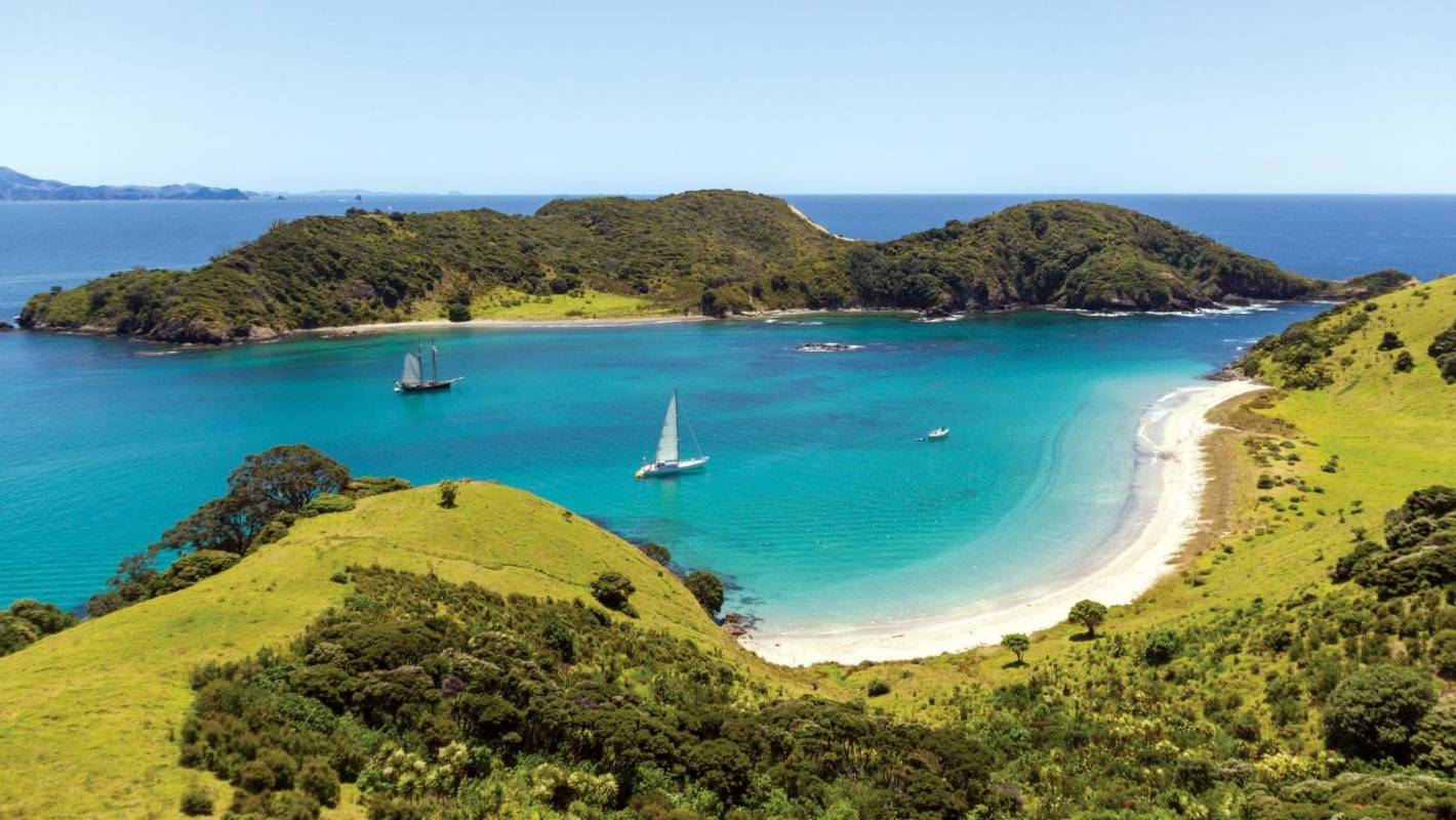 GO NORTH, TRAVELER: THE BAY OF ISLANDS, NEW ZEALAND